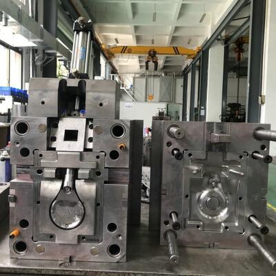 Moldes de injeção de plástico para peças automotivas S136 Padrão Europeu Alta Qualidade Molde de sobremoldagem de plástico de alta precisão